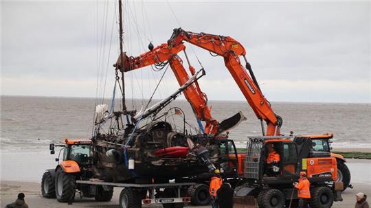 Das gestrandete Segelschiff „Wibo“ wird auf der Insel Norderney auf einen Anhänger verladen.