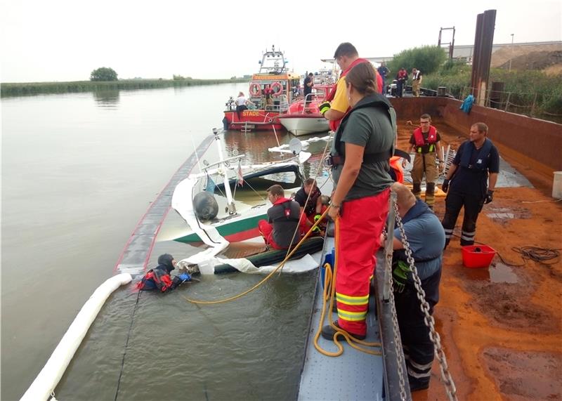 Kajütboot sinkt im Ruthenstrom bei Krautsand Das gesunkene Boot liegt vor der Schute. Foto: Feuerwehr