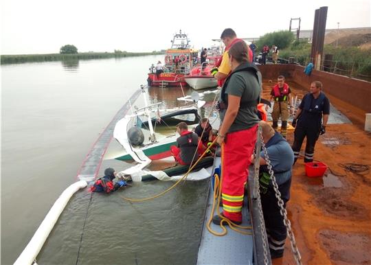 Das gesunkene Boot liegt vor der Schute. Foto: Feuerwehr