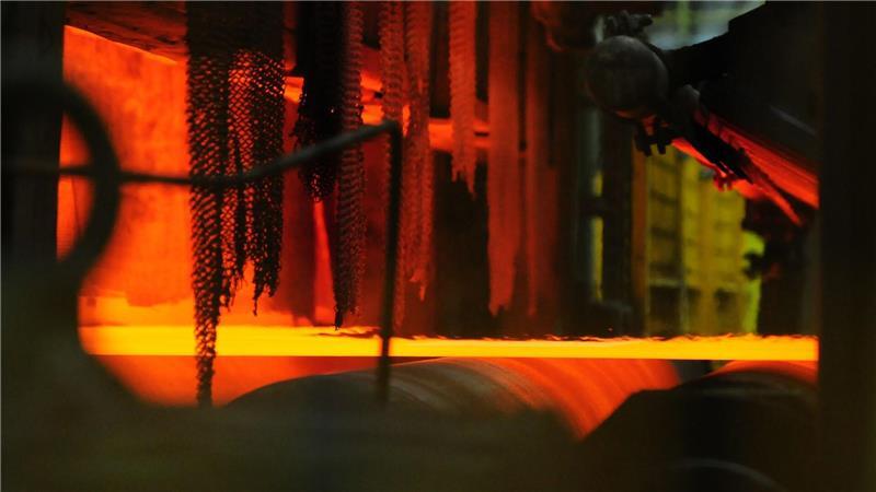 Das gewalzte Blech wird noch einmal auf 900 Grad erhitzt und dann schnell auf Zimmertemperatur abgeschreckt: so bekommt der Stahl seine besondere Härte. 