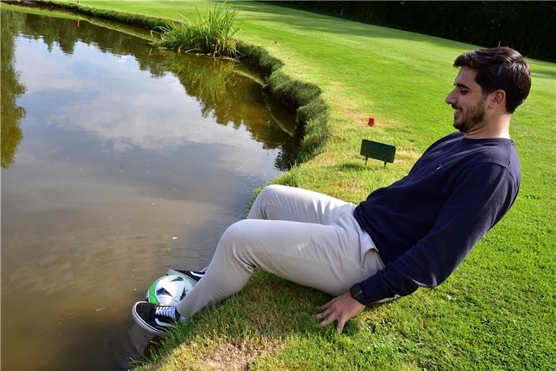 Das gibt einen Strafschuss: Muhammeds Ball landete im Wasser .