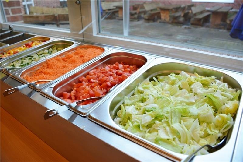 Das gibt es mit der zentralen Essensversorgung nicht mehr: eine umfangreiche Salatbar, vor Ort frisch zubereitet. Archivfoto: Beneke