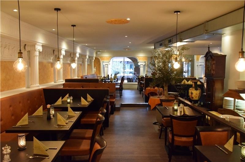 Das griechische Restaurant „Dionysos“ in Stade ist sonst gut besucht – aber am Mittwoch menschenleer. Foto: Battmer