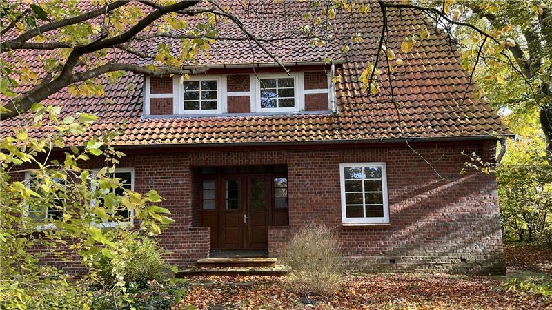 Das große Anwesen, ein Bauernhaus mit ausgebautem Wohnteil und großem Stalltrakt, will die Gemeinde jetzt verkaufen.