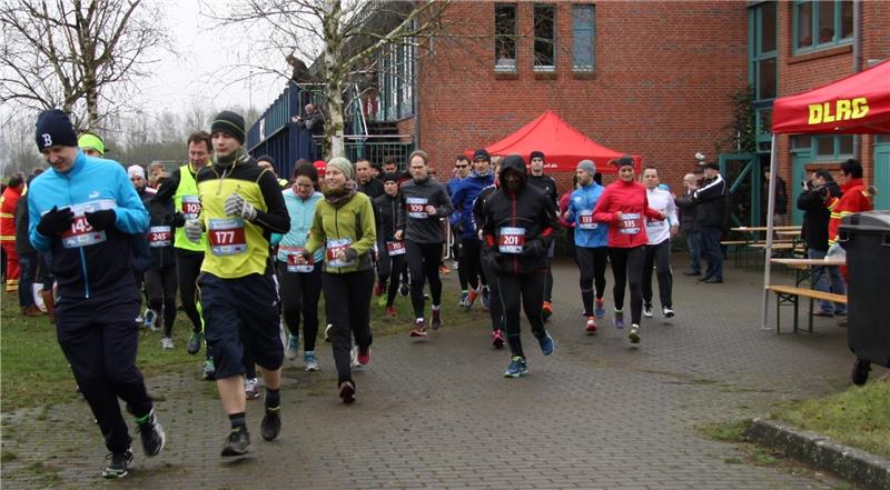 Das gut besetzte Feld s tartet am Sportzentrum Bassental. Die Konkurrenz war beachtlicht beim zweiten Winterlauf.