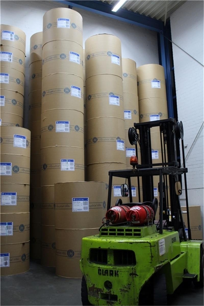 Das gut gefüllte Papierlager . Gabelstapler transportieren die Ballen ins Druckzentrum.