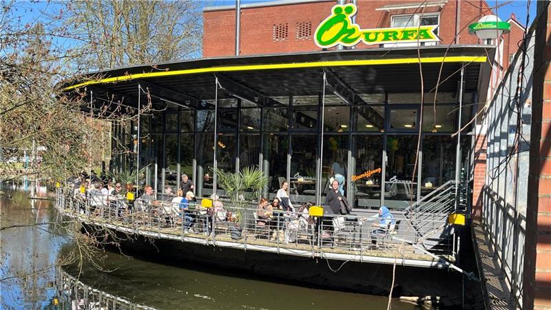Das gute Wetter am Freitag nutzten viele für einen ersten Besuch der Außengastronomie. Neu ist das Angebot des türkischen Restaurants Öz Urfa.