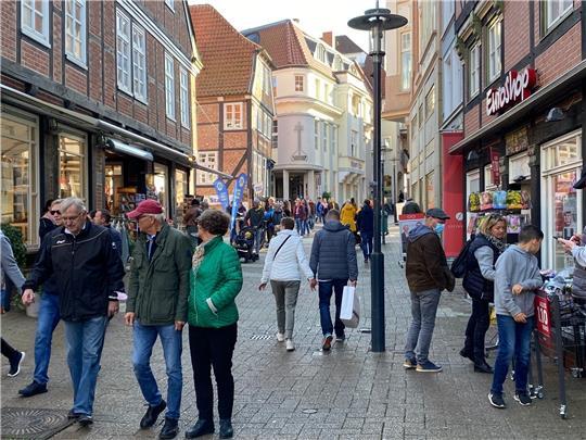 Das gute Wetter am Sonntagnachmittag lockte viele Menschen in die Stader Innenstadt zum Shoppen. Besonders Boutiquen, Sport- und Schuhgeschäfte waren beliebte Anlaufpunkte. Viele Kunden wollten sich für die kühleren Tage ausstatten. Fotos: Lepél