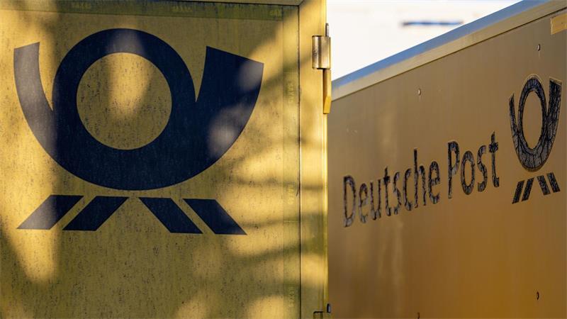 Das gute alte Posthorn, das Logo der Deutschen Post - hier an Lastwagen, die vor einem Kölner Briefzentrum parken.