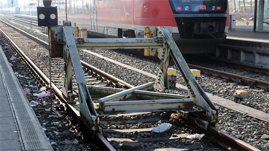 Das hätte auch ganz anders ausgehen können: 18 Menschen konnten rechtzeitig das Gleis verlassen, bevor die Lok den Werkzeuganhänger rammte. (Symbolbild)