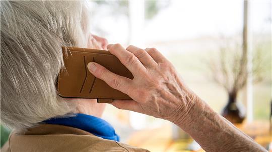 „Das hätte wirklich ihre Stimme sein können“, sagt die Horneburger Seniorin über die Psychotricks der Betrüger.