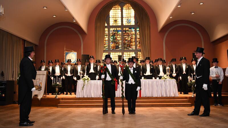 Brüderschaft feiert Stiftungsfest - Dr. Stephan Brune spricht zur ärztlichen Versorgung Das hat Tradition: Der Festgebende Bruder Prof. Dr. Benno Stinner und der Festgebende Bruder des Vorjahres Jan Oltmann beim traditionellen Zeremoniell