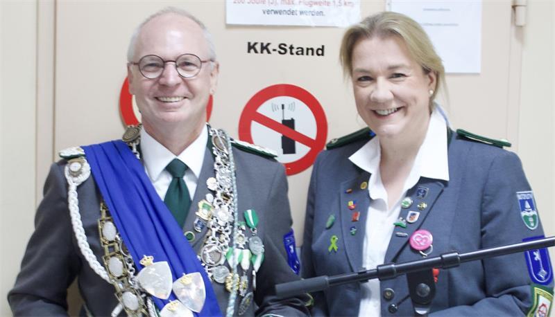 Der Schützenpräsident persönlich holt sich die Königswürde in Stade Das hat Tradition ins Stade: Stellvertretende Bürgermeisterin Melanie Reinecke überreichte zum Auftakt des Festes den Stadtschlüssel an den noch amtierenden König Dieter Ahlf.