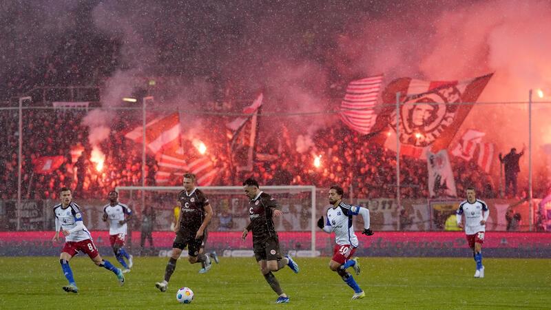 Im Schneegestöber: HSV lacht über Slapstick-Eigentor Das hat ein Nachspiel: St. Paulis Fans zünden Pyrotechnik.
