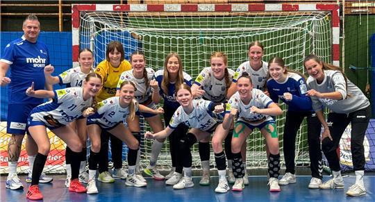 Das hat sie am liebsten: Sylvana Zasendorf-Motzkus (rechts) jubelt mit ihrer Mannschaft. Tochter Inja (Nummer 11) gilt als herausragende Stütze der JSG Fredenbeck/Stade.
