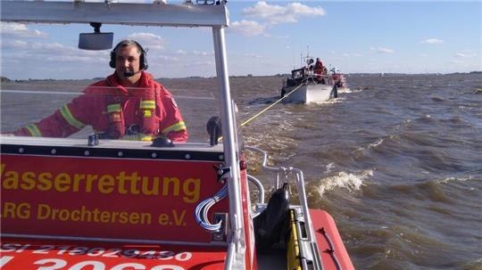 Das havarierte Boot wurde von der DLRG Drochtersen und dem Feuerwehrboot aus Dornbusch nach Glückstadt geschleppt.