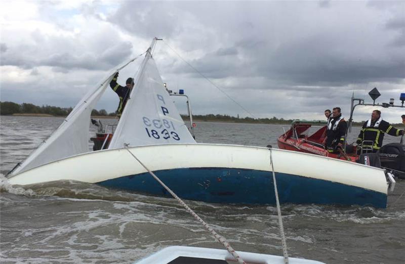 Das havarierte Segelboot wird in den Yachthafen geschleppt. Fotos DLRG