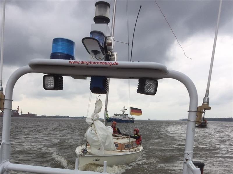 Das havarierte Segelboot wird in den Yachthafen geschleppt. Foto: DLRG