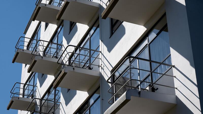 Das historische Atelierhaus (auch Prellerhaus genannt) am Bauhaus Dessau: Das Gebäude mit den auffälligen Balkonen war einst Wohn- und Arbeitsort berühmter Vertreterinnen und Vertreter des Bauhauses. Heute kann man in restaurierten Zimmern übernachten, für 55 bis 75 Euro. (Archivbild)