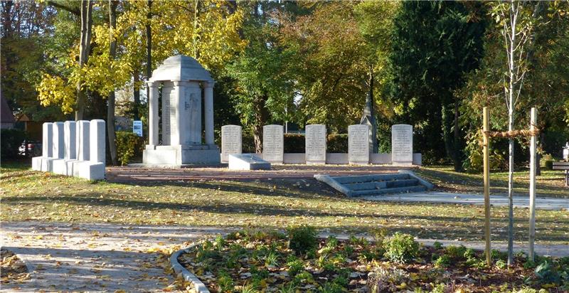 Das historische Ehrenmal auf dem Friedhof in Himmelpforten wird nach der Sanierung und der Neugestaltung des Umfeldes weiteren Generationen erhalten bleiben. Foto: Eidtmann
