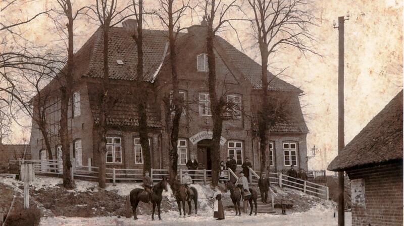 Zur Geschichte der Gaststätten: Als Mann noch in die Kneipe ging Das historische Foto zeigt das Ostener Fährhaus vor 1909.