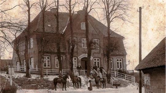 Das historische Foto zeigt das Ostener Fährhaus vor 1909.
