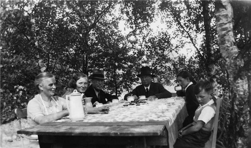Das historische Foto zeigt eine Kaffeetafel bei Bossards im Garten. Foto: Kunststätte Bossard