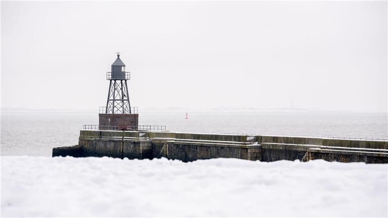 Das historische Querfeuer im Winterwetter von Wilhelmshaven.