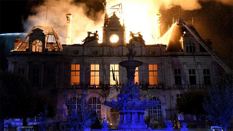 Das historische Rathaus von Limoges wurde durch einen von Randalierern gelegten Brand weitgehend zerstört.