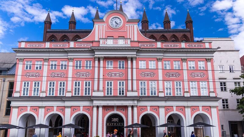 Rostock will Sachgebiet „Remigration“ umbenennen Das historische Rathaus von Rostock mit dem Sitzungssaal der Bürgerschaft und Büros der Oberbürgermeisterin.