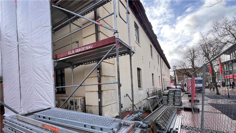 Das historische Zeughaus am Pferdemarkt steht unter Denkmalschutz und wird für die Sanierung großzügig eingehaust.