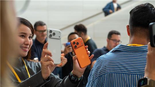 Das iPhone Pro gibt es in diesem Jahr erstmals in der Farbe Orange.