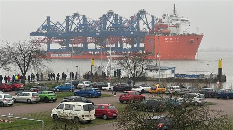 Das imposante Schiff lockte Zuschauer an.
