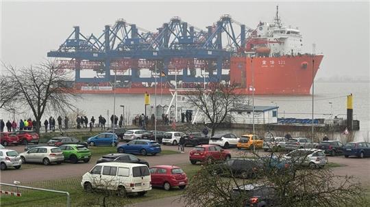 Das imposante Schiff lockte Zuschauer an.