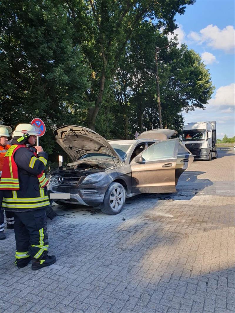 Das in Brand geratene Fahrzeug