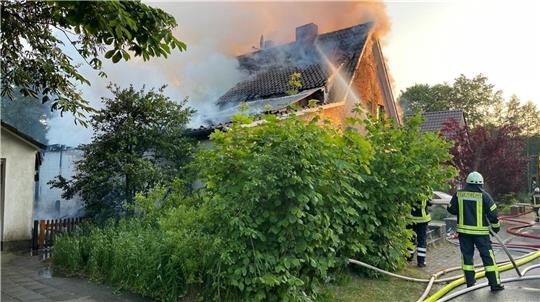 Das in Brand stehende Einfamilienhaus in Bademühlen. Foto: Feuerwehr