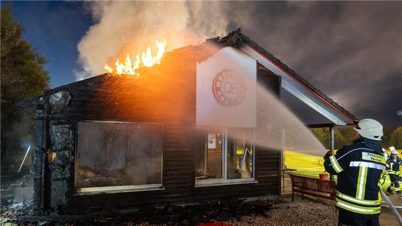 Das in Holzbauweise errichtete Vereinsheim wurde durch das Feuer nahezu zerstört.