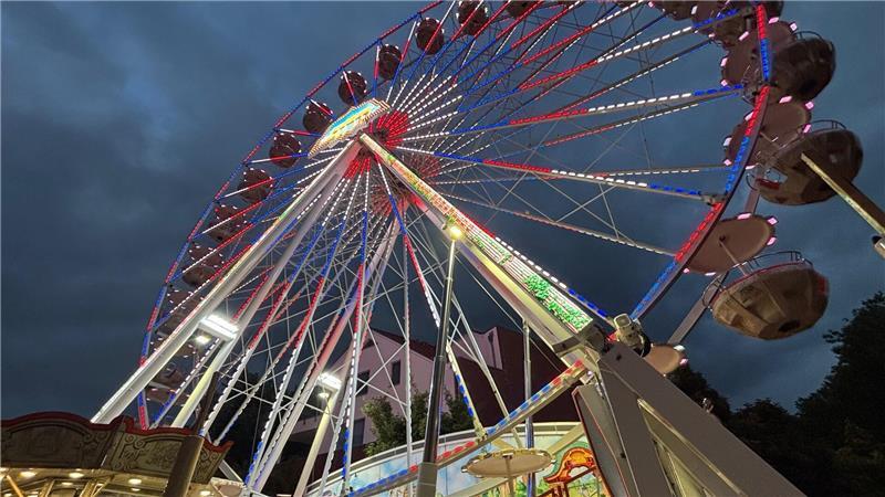 Das in der Dunkelheit leuchtende Riesenrad am Geesttor ist ein Blickfang.