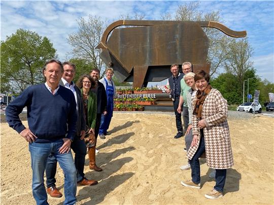 Das in der Mitte des neuen Kreisverkehrs Harburger Straße/Ostmoorweg thronende Monument wurde im Beisein der Projektbeteiligten offiziell eingeweiht. Foto: Weselmann