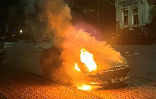 Das in der Schiffertorstraße abgestellte Auto wurde durch den Brand schwer beschädigt.
