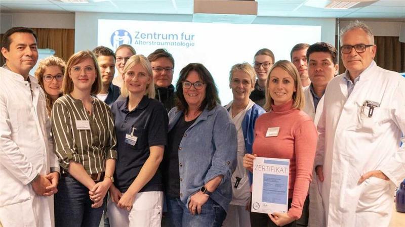 Das interdisziplinäre Team des ATZ kam nach erfolgreicher Re-Zertifizierung zu einem gemeinsamen Qualitätszirkel am Elbe Klinikum Stade zusammen. Foto: Elbe Kliniken / Kati Meyer-Thiedig