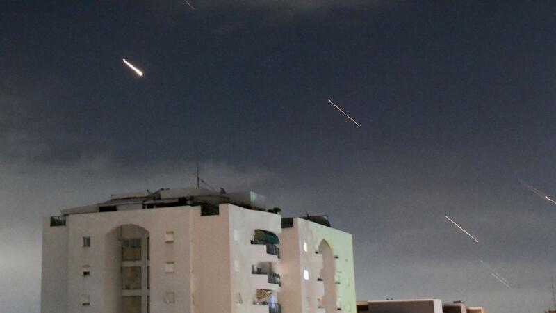 Israel wägt Reaktion auf Irans Angriff ab Das israelische Luftabwehrsystem „Iron Dome“ fängt vom Iran abgefeuerte Raketen ab.