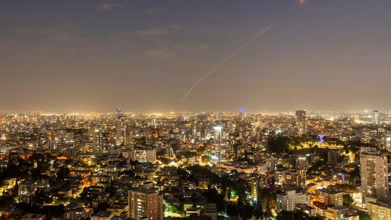 Die Waffen von Hamas, Islamischem Dschihad und Hisbollah Das israelische Luftabwehrsystem Iron Dome feuert, um eine aus dem Gazastreifen abgefeuerte Rakete abzufangen.