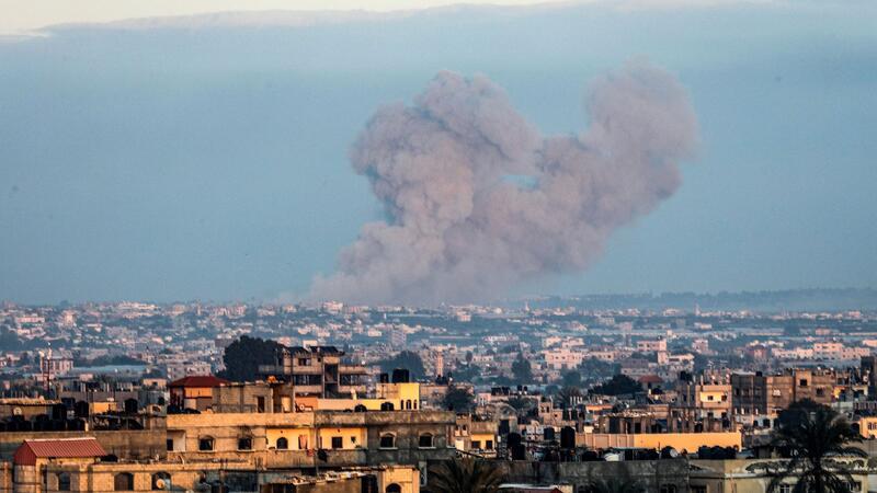 Das israelische Militär fliegt weiter Luftangriffe auf den Gaza-Streifen.