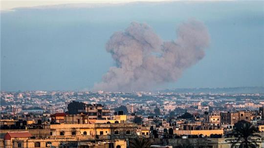 Das israelische Militär fliegt weiter Luftangriffe auf den Gaza-Streifen.
