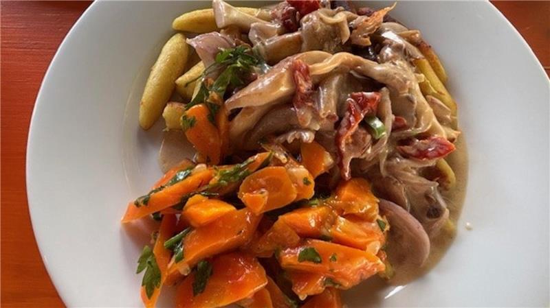 ZDF-Reihe „Neuer Wind im Alten Land“: Diese Buxtehuderin spielt mit Das isst die Filmcrew: Schupfnudeln mit Pilzen und Möhren.