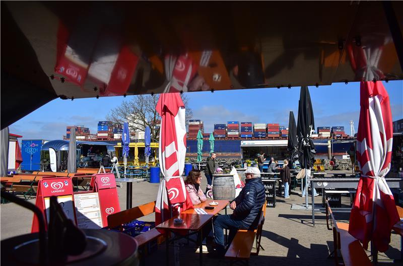 Das ist Apo Beros Blick vom Wurstgrill auf Lühe-Anleger und Elbe.