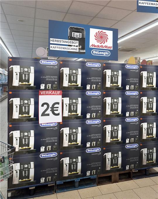 Das ist Fake: Dieses angebliche Foto eines Kaffeevollautomaten für 2 Euro bei Media Markt verbreitet sich derzeit via Facebook.