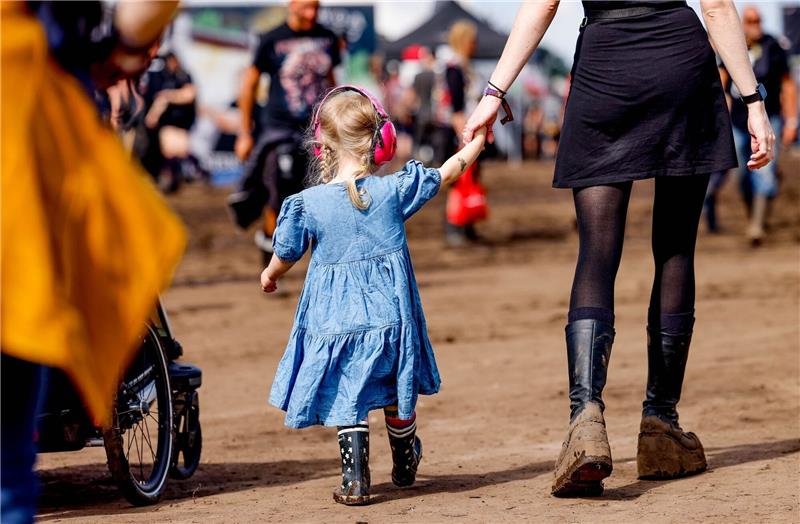 Das ist auch Wacken: Einige Besucher bringen ihre Kinder mit zum Festival.