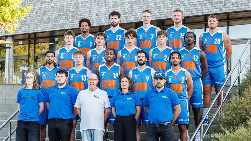 Erste Herausforderung geschafft: Der VfL Stade hat sich neu aufgestellt Das ist das neue Team: Marvin Boadu, Pearse Uniacke, Daniel Selck, Luca von Thun, Robert Heise (h.v.l)Tobias Drochner, Bruno Müsing, Lorik Guri, Hendrik Winkelmann, Rephael Edward (2.R.h.v.l)Christian Cook, Bennett Spree, Armand Junior Deumi Simo, Nil Angelats, Gbenga Hansen (3.R.h.v.l)Peri Kinder, Adrià Martín (Head Coach), Rudi Steinkamp, Franziska Kinder, Thomas Bolz (v.v.l.)